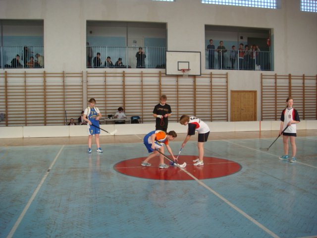 finaypowiatowewunihokejudziewczt201220.jpg